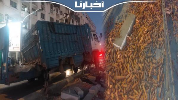 انقلاب شاحنة محملة بالجزر يتسبب في وفـاة طفل كان يتسلقها